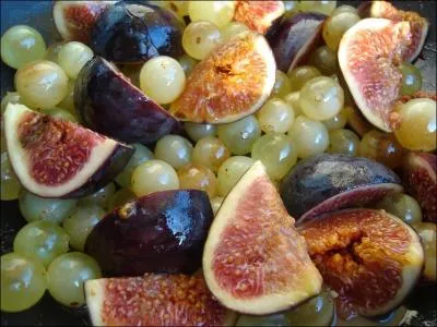 L'illustration nous fait penser à cette locution : « Mi-figue, mi-raisin ». Quel synonyme peut-on lui donner ?