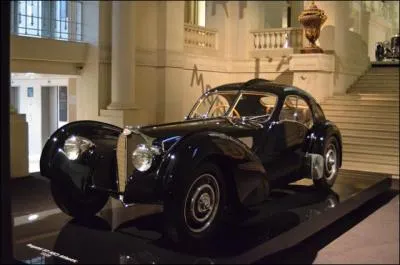 Quel styliste possède la collection dans laquelle se trouve cette voiture ?