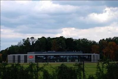 Où se trouvent l'usine et le siège social ?