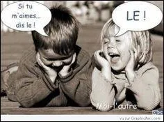 Je roule tranquillement (un peu vite) sur la route, un flic m'arrête et me dit : 
- Bonjour monsieur, papiers.