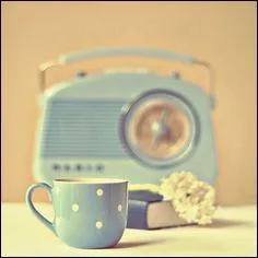 Sur quelle radio pouvons-nous écouter des sketchs et "La tranche de gigot" de 6h à 10h ?