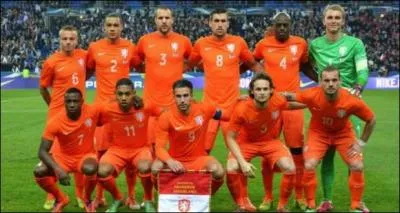 L'équipe de foot de quel pays porte-t-elle des maillots oranges ?