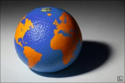 La Terre est bleue comme une orange. De qui est cette phrase extraite d'un poème ? (un conseil, lisez les noms à voix haute ! )