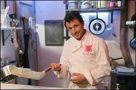 Dans "Ford Boyard", qui est le chef du restaurant où les candidats mangent des spécialités qui leur donne l'envie de vomir ?