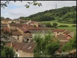 Nous sommes maintenant dans l'arrondissement de Mâcon, à Jalogny. Cette commune se situe en région ...