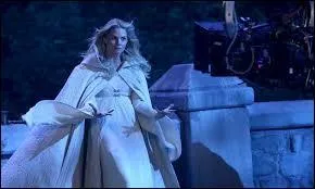 Grâce à quoi Emma réussit-elle à retrouver Merlin ?