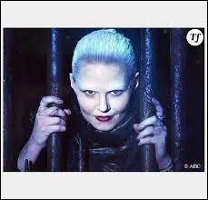 Qu'a fait Emma à Henry dans la forêt enchantée ?