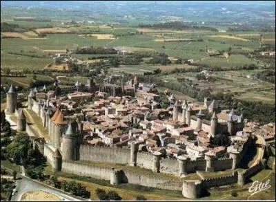 La Cité de Carcassonne est un ensemble architectural médiéval qui se trouve dans la ville française de Carcassonne dans le département de l'Aude, région :