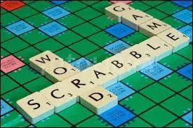 Combien de cases au total compte le plateau du jeu du "Scrabble" ?