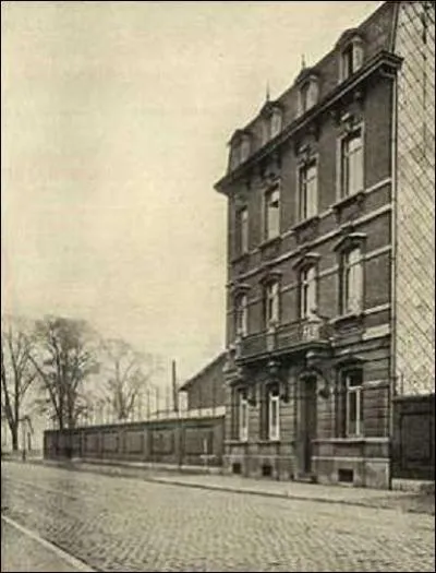 Dans quelle rue se trouvait le commandement de la défense de Liège ?