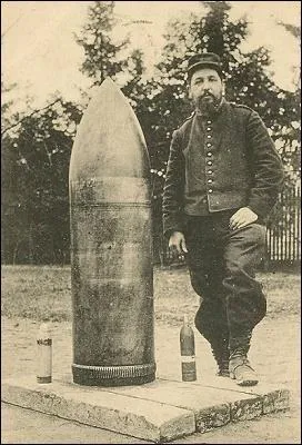 Combien pesait et quelle était la portée du plus gros canon allemand utilisé pour la prise de Liège en 1914 ?