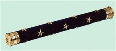 Le 25 décembre 1916, Joseph Joffre (1852-1931), le vainqueur de la bataille de la Marne, est nommé maréchal de France et aussitôt relevé de son poste de commandant en chef des armées françaises. Mais pourriez-vous me citer le nom du général qui fut affecté à cet emploi dans la foulée ? (Photo : Bâton de maréchal de France).