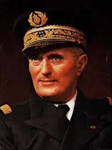 Alger, 24 décembre 1942, quel militaire et politicien, ministre de la Marine dans le premier gouvernement Pétain, puis chef du gouvernement de Vichy jusqu'en avril 1942 est assassiné par un étudiant (Fernand Bonnier de la Chapelle), alors que ce dernier venait depuis quelques semaines de se rallier avec les Alliés (avec hésitation) et dirigeait une partie des colonies africaines de la France ?