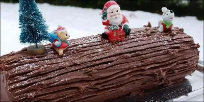 Nous réalisons cette bûche dans les Alpes, on a choisi une liqueur locale, jaune, composée de 130 plantes, dont la mélisse, l'armoise et l'hysope, et dont les ingrédients et la fabrication sont gardés secrets par les moines à qui la recette appartient :