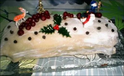 Cette magnifique bûche est parfumée avec un alcool à base de cerises :