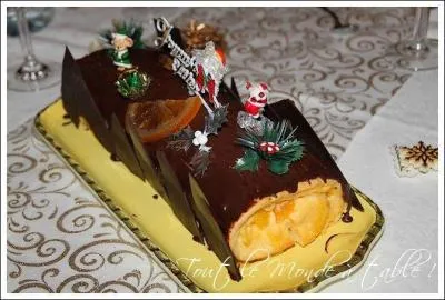 La pâte de cette bûche au chocolat a été imprégnée de curaçao, nous apprécierons l'arôme de...