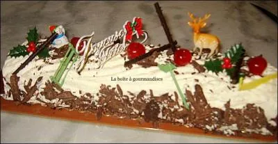 Cette bûche a été réalisée avec la recette de la Forêt noire, nous y avons donc ajouté :