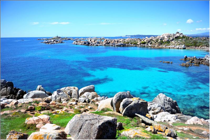 Quel est cet archipel aux eaux limpides situé entre la Corse et la Sardaigne et formant, avec les Bouches de Bonifacio, une vaste réserve naturelle ?