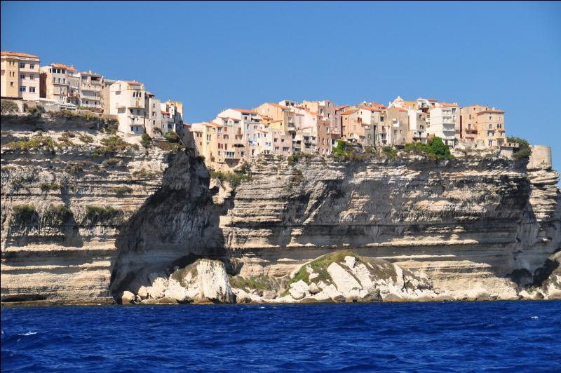 De quelle roche les impressionnantes falaises de Bonifacio sont-elles constituées ?