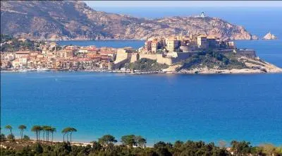 Par combien d'aéroports la Corse est-elle desservie ?