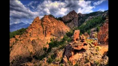 Ces magnifiques calanques surplombant le golfe de Porto sont classées au patrimoine mondial de l'Unesco. Elles doivent leur nom à un village situé à proximité. Lequel ?