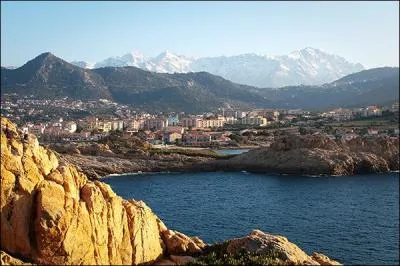 Comment se nomme cette sous-région du nord-ouest de la Corse abritant des villes comme Calvi et Ile Rousse sur le littoral et des villages perchés dans le maquis comme Sant'Antonino et Corbara ?