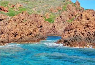 Cette réserve naturelle très protégée, à la fois terrestre, marine et sous-marine, constitue notamment un lieu de nidification des rapaces. Il s'agit de la réserve de :
