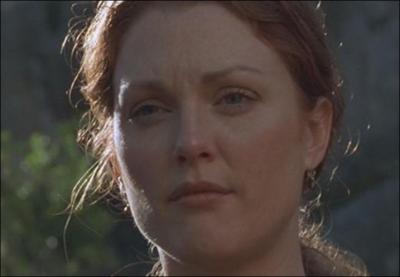 Comment s'appelle le dinosaure avec les plaques sur le dos qui attaque Sara ?