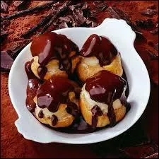 Comment s'appelle cette pâtisserie composée de choux fourrés à la vanille recouverts de chocolat ?
