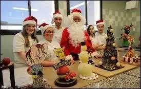 Fidèle suiveur des émissions de téléréalité consacrées à la pâtisserie, le père Noël travaille très dur dans l'espoir de triompher un jour dans cette émission diffusée sur M6. Comment s'appelle-t-elle ?