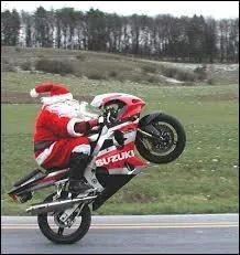 Pour se vider la tête, le père Noël adore également faire parler la puissante mécanique de sa moto. Très adroit au guidon, il excelle dans l'art de la "roue arrière", ce que l'on nomme dans les milieux spécialisés :