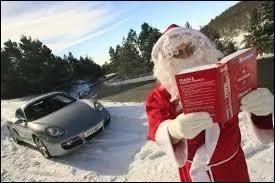 Tout aussi mordu de voitures sportives, papa Noël aime faire de belles escapades sur les routes enneigées, à bord de cette superbe et rugissante :