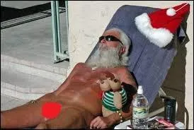 Contrairement aux idées reçues, on ne se gèle pas constamment les noisettes en Laponie... Lors des périodes de grand soleil, papa Noël aime se prélasser dans le plus simple appareil. Ainsi, il peut parfaire son bronzage grâce aux rayons :