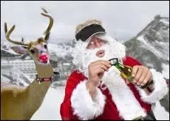 Comme tout bon conducteur responsable, le père Noël est (quasiment) toujours sobre lorsqu'il prend les rênes de son traineau. Quand ce dernier est au garage, il ne refuse jamais de s'enquiller les bouteilles de bière d'une fameuse marque danoise nommée :