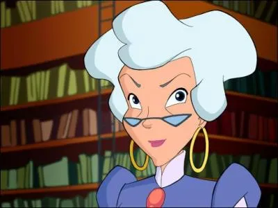 Comment s'appelle la directrice de l'école des fées d'Alféa ?