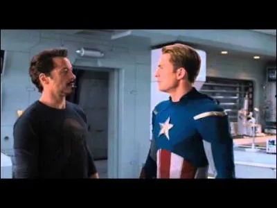 Comment se décrit-il à Capitaine America dans Avengers ?