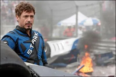 Où décide-t-il de congédier le pilote de son écurie de courses et prend sa place ?