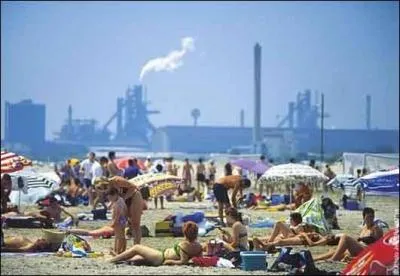 Quelle grande raffinerie de pétrole se trouve à l'embouchure du Rhône ?