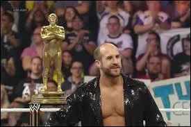 Qui est le catcheur qui a gagné le Royal Rumble en l'honneur d'André The Giant ?