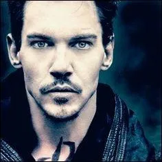 Dans le film, Valentin a les cheveux noirs mais dans les livres, de quelle couleur sont ses cheveux ?