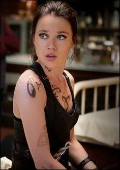 Avec quel partisan de la Cour des Lumières Isabelle sort-elle dans le tome 2 ?