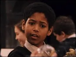 Je suis une des seules personnes à être de couleur noire parmi tous les enfants du tournage ! Je m'entends très bien avec cet adorable Seamus, et je suis...