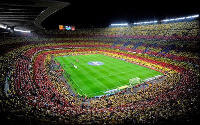 Comment s'appelle le stade de Barcelone ?