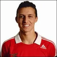 Né le 22 avril 1987 à Diadema, dans l'État de São Paulo (Brésil), c'est un footballeur international brésilien évoluant au Paris Saint-Germain et en équipe du Brésil.