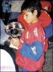 Ce footballeur international argentin est né le 2 juin 1988 à Quilmes (province de Buenos Aires) et évolue au poste d'attaquant .