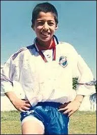 Né le 24 janvier 1987 à Salto, en Uruguay, ce footballeur international uruguayen évolue au poste d'attaquant.
