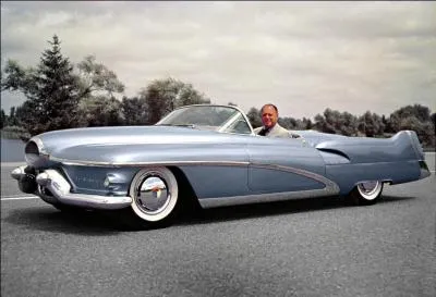 Voici donc une Buick de 1951 (prononcer "Boïc" ou quelque chose d'approchant). Mais que fait ce Monsieur ?