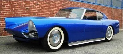 1952 et un nom : je n'ai guère plus d'informations sur ce modèle... Mais avec ses formes pointues, elle devait rentrer dans l'air comme dans du beurre, non ?