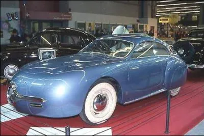 Voici une autre voiture française, bleue, de 1953. Elle ressemble à une publicité pour Butagaz, pourquoi ?