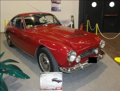 Cette auto MOP Daphné (1954) est française et donc équipée d'un moteur ... (complétez ! )